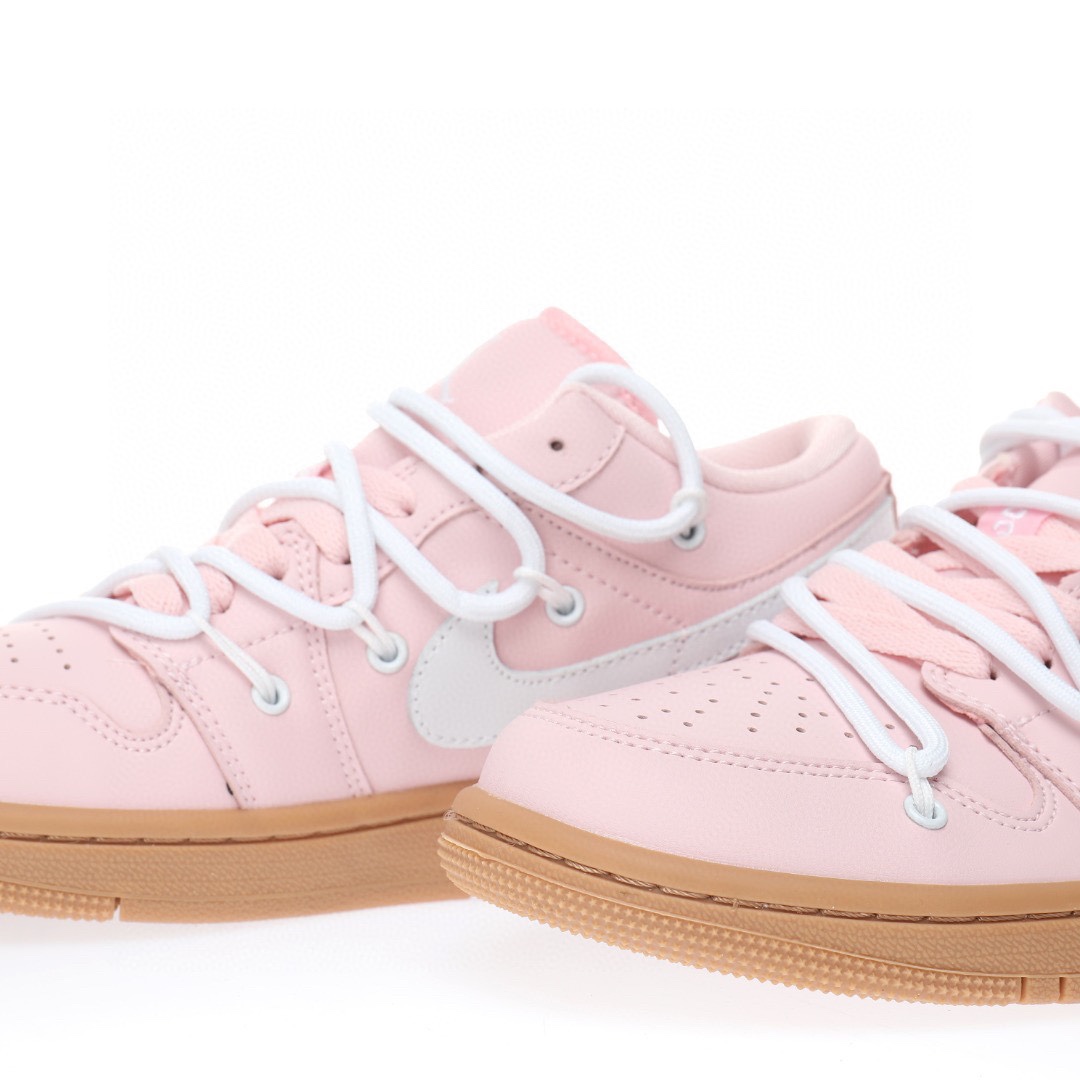 Nike Air Jordan 1 “粉白生膠小熊綁繩”