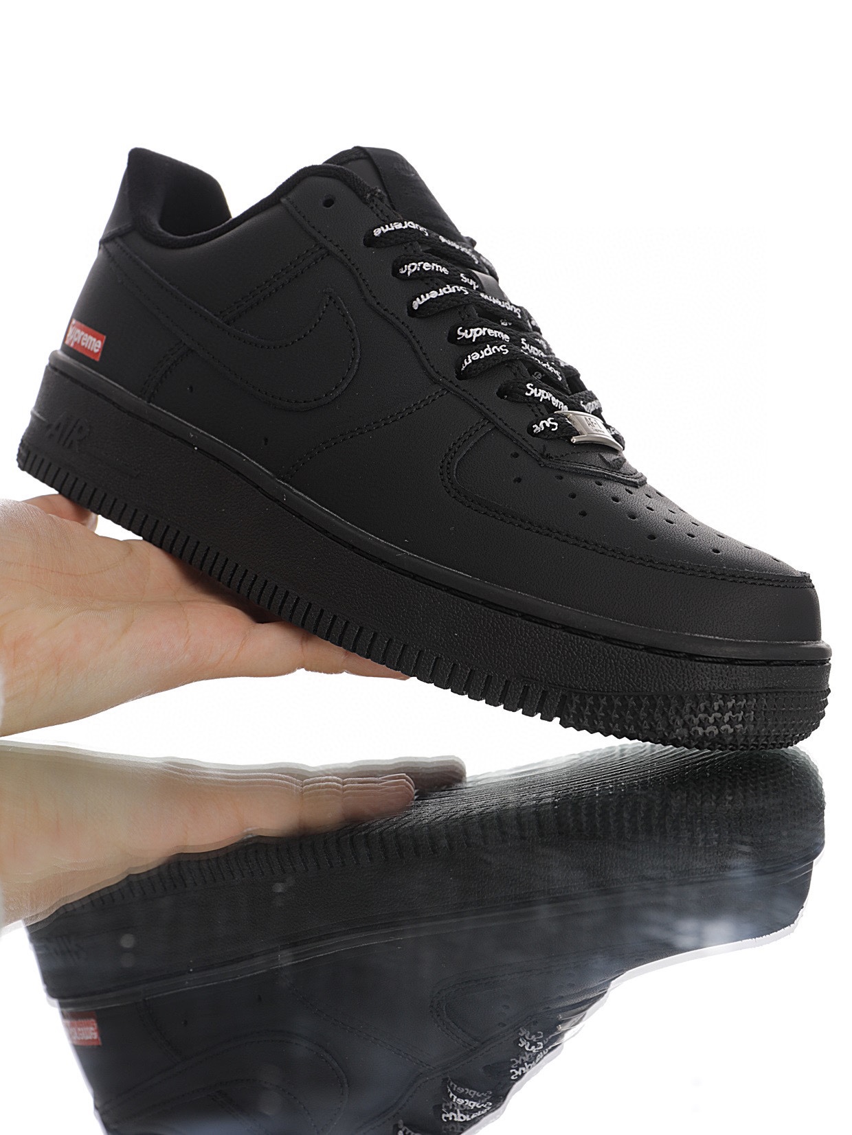 Supreme x Nike Air Force 1 「皮革黑紅LOGO」