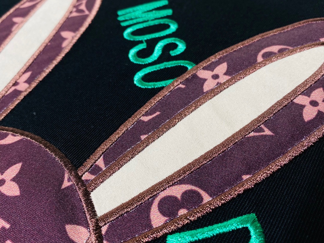 Louis Vuitton/路易威登 秀場限定23ss新款萬針刺繡老化兔子聯名圖案經典圓領短袖