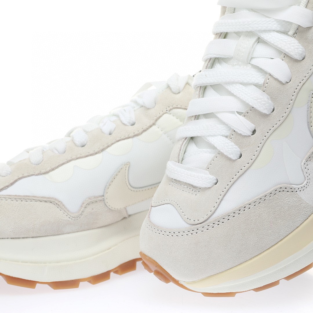 Sacai x Nike VaporWaffle 3.0"Sail Gum"系列改良馬拉松變形解構前衛設計五層底休閒運動慢跑鞋「厚布白帆生膠大重疊雙鈎子」