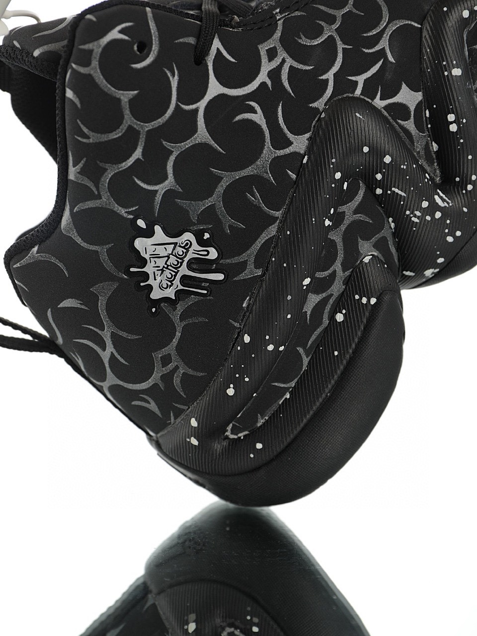 科比8 全黑荊刺潑墨夜光