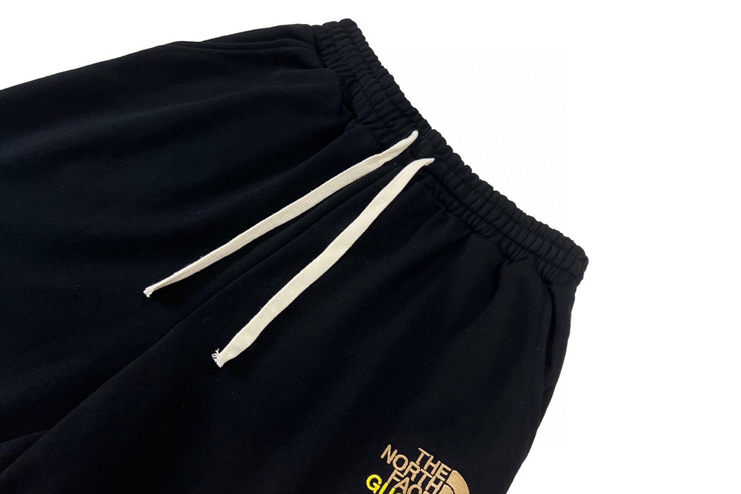 The North Face & Gucci 古驰&北面2022ss经典老短裤、男女同款。