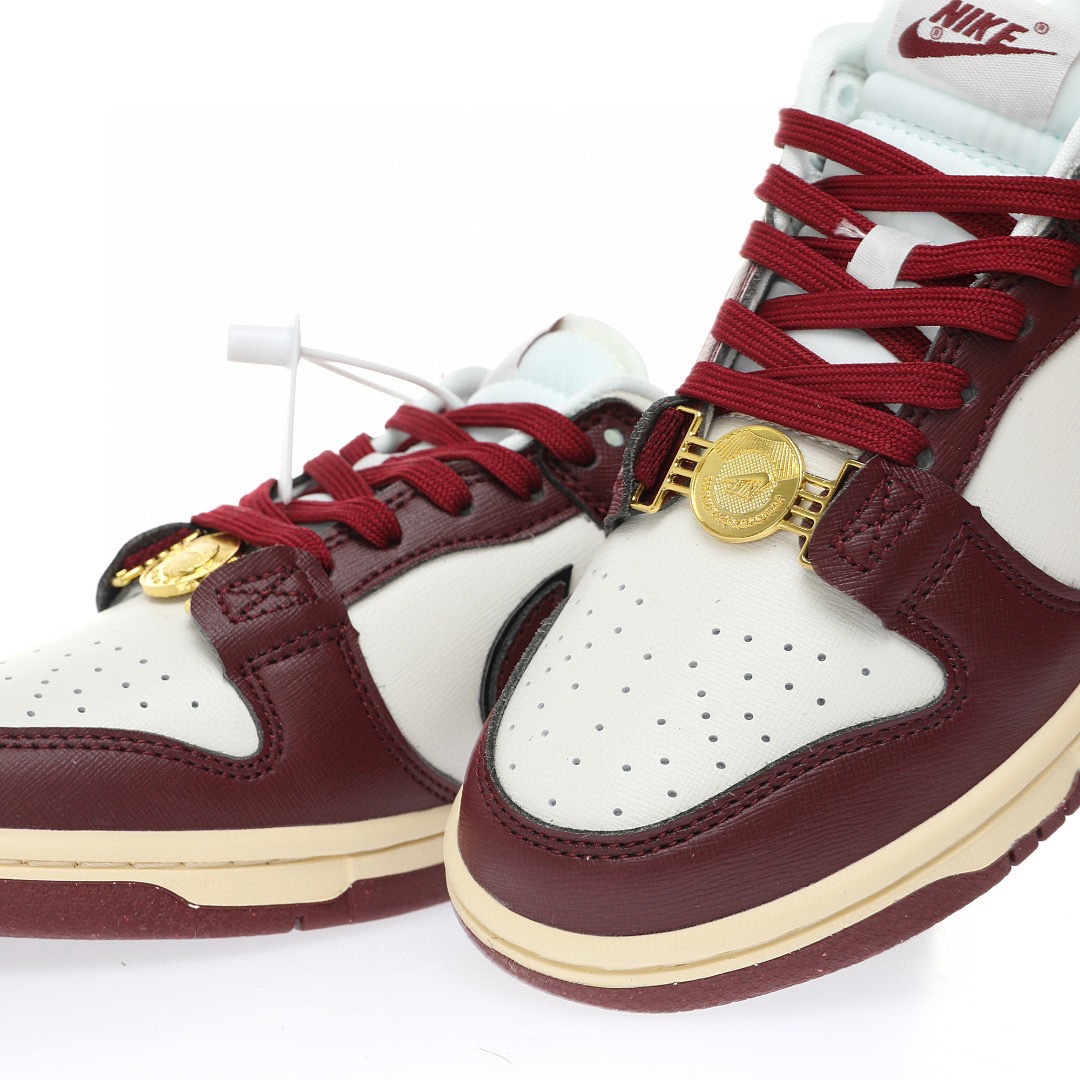 Dunk Low 酒紅白金幣鞋扣