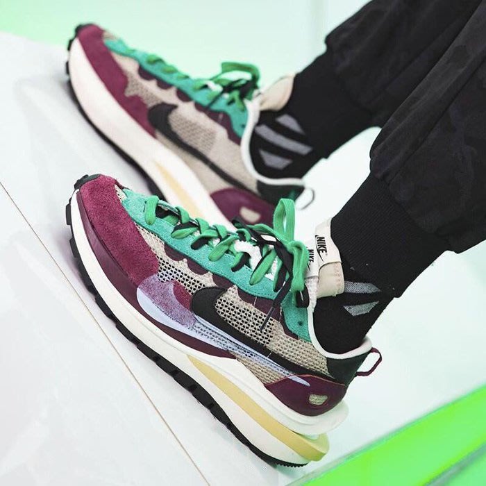 sacai x ナイキ VaporWaffle''StringVillainRed''