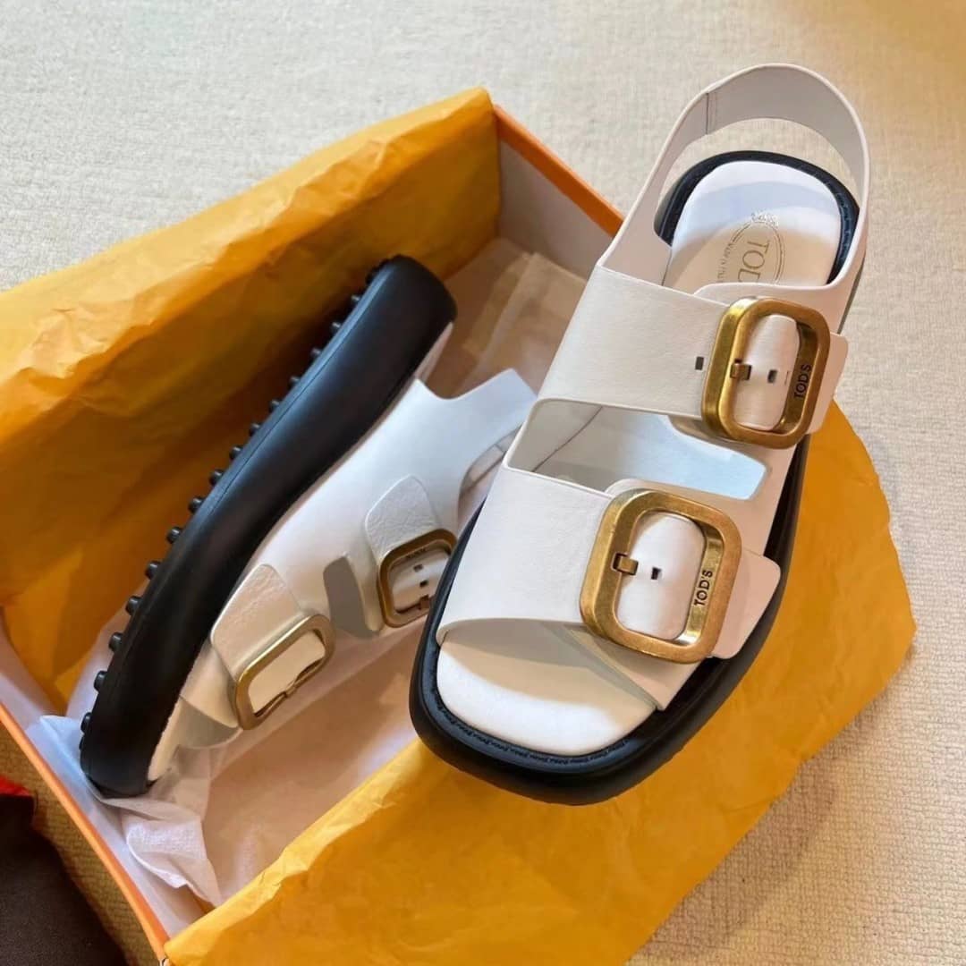 【Tod's 】💖春先にいち早くGET！🔥多くの雑誌に掲載！SNSでも話題沸騰中！レザー サンダル