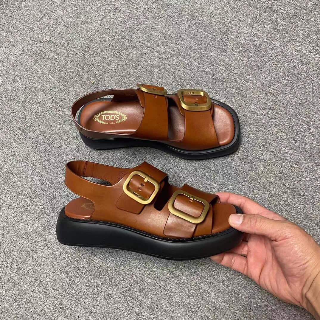 【Tod's 】💖春先にいち早くGET！🔥多くの雑誌に掲載！SNSでも話題沸騰中！レザー サンダル