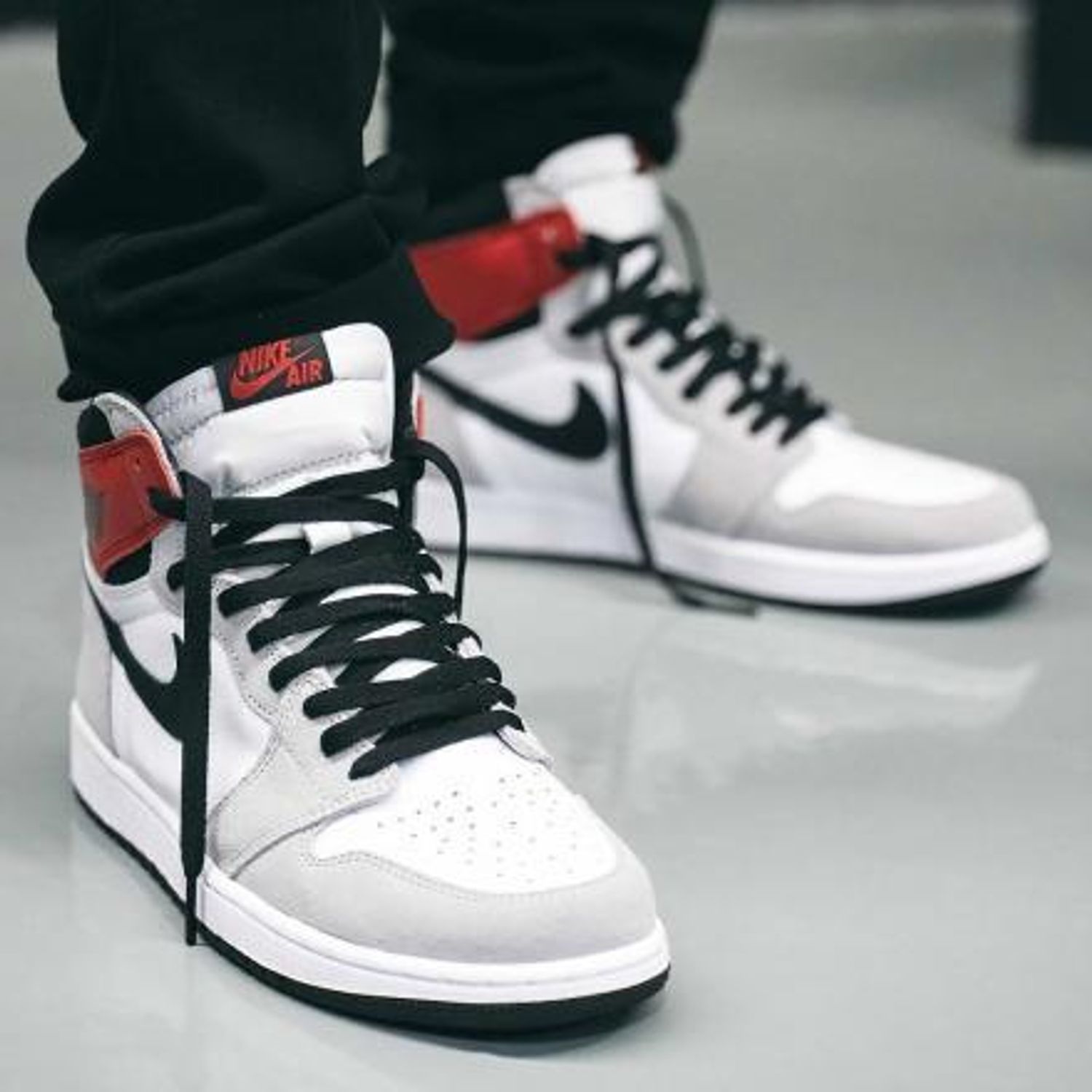 NIKE ナイキ AIR JORDAN 1 RETRO HIGH OG 'SMOKE GREY' エア ジョーダン ワン レトロ ハイ オージー "スモーク グレー" メンズ スニーカー WHITE/BLACK-LIGHT SMOKE GREY-VARSITY RED【海外展開 日本未入荷】
