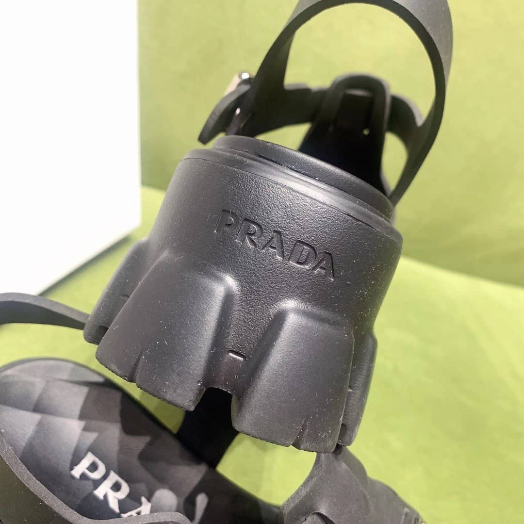 💖梅雨の時期に必須のサンダル！【PRADA直営店】雨の日も履けて万能すぎ🔥雑誌「VERY」掲載！優木 まおみさん同項のフォームラバー サンダル 男女兼用