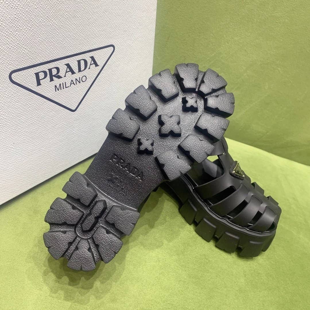 💖梅雨の時期に必須のサンダル！【PRADA直営店】雨の日も履けて万能すぎ🔥雑誌「VERY」掲載！優木 まおみさん同項のフォームラバー サンダル 男女兼用