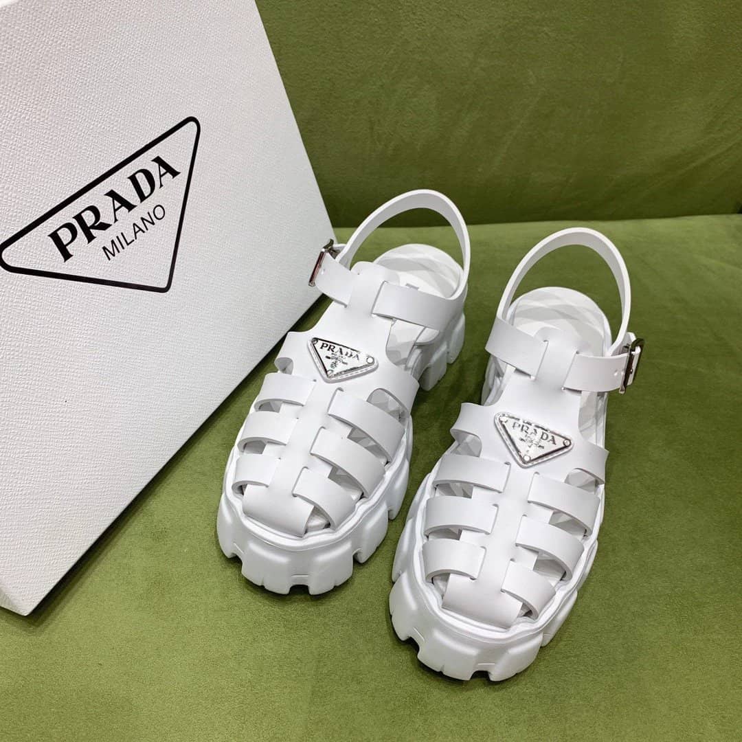 💖梅雨の時期に必須のサンダル！【PRADA直営店】雨の日も履けて万能すぎ🔥雑誌「VERY」掲載！優木 まおみさん同項のフォームラバー サンダル 男女兼用