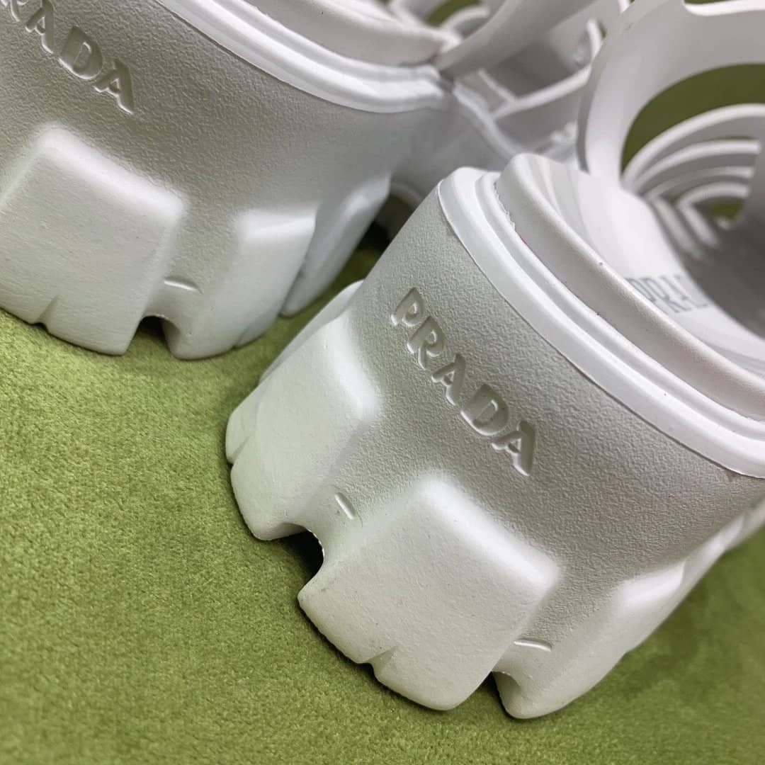 💖梅雨の時期に必須のサンダル！【PRADA直営店】雨の日も履けて万能すぎ🔥雑誌「VERY」掲載！優木 まおみさん同項のフォームラバー サンダル 男女兼用