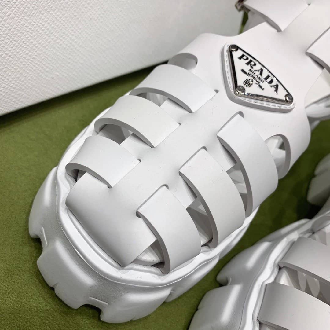 💖梅雨の時期に必須のサンダル！【PRADA直営店】雨の日も履けて万能すぎ🔥雑誌「VERY」掲載！優木 まおみさん同項のフォームラバー サンダル 男女兼用