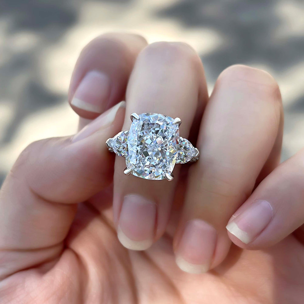 8.0カラット クッションカット ホワイトサファイア 婚約指輪