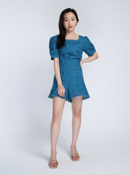 Square Neck Eyelet Set 17349