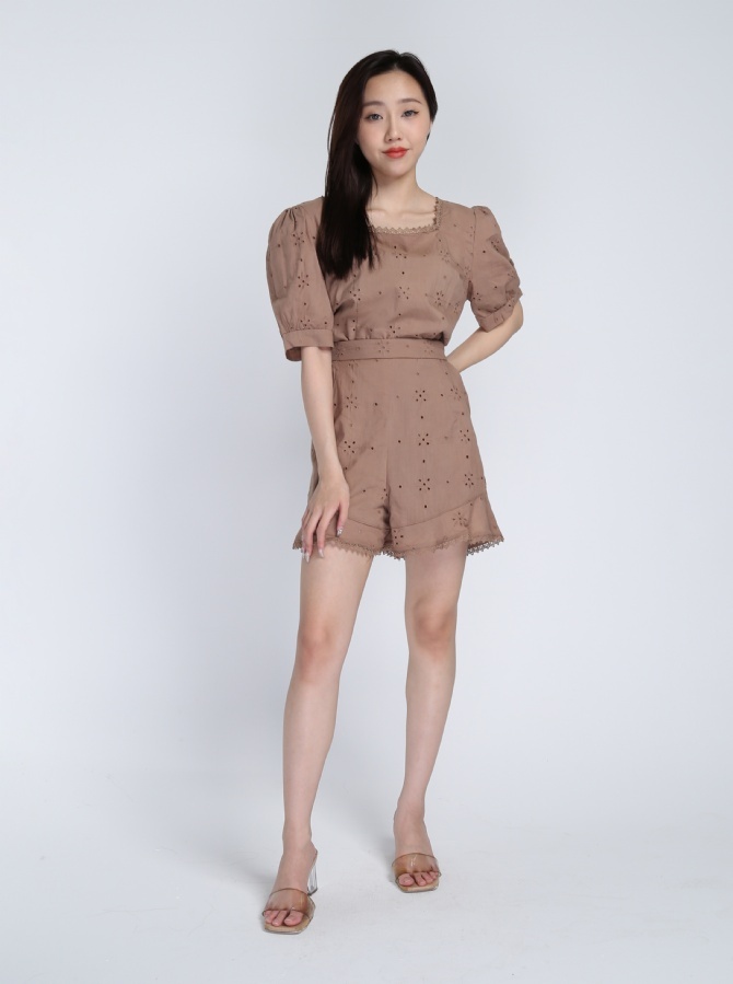 Square Neck Eyelet Set 17349