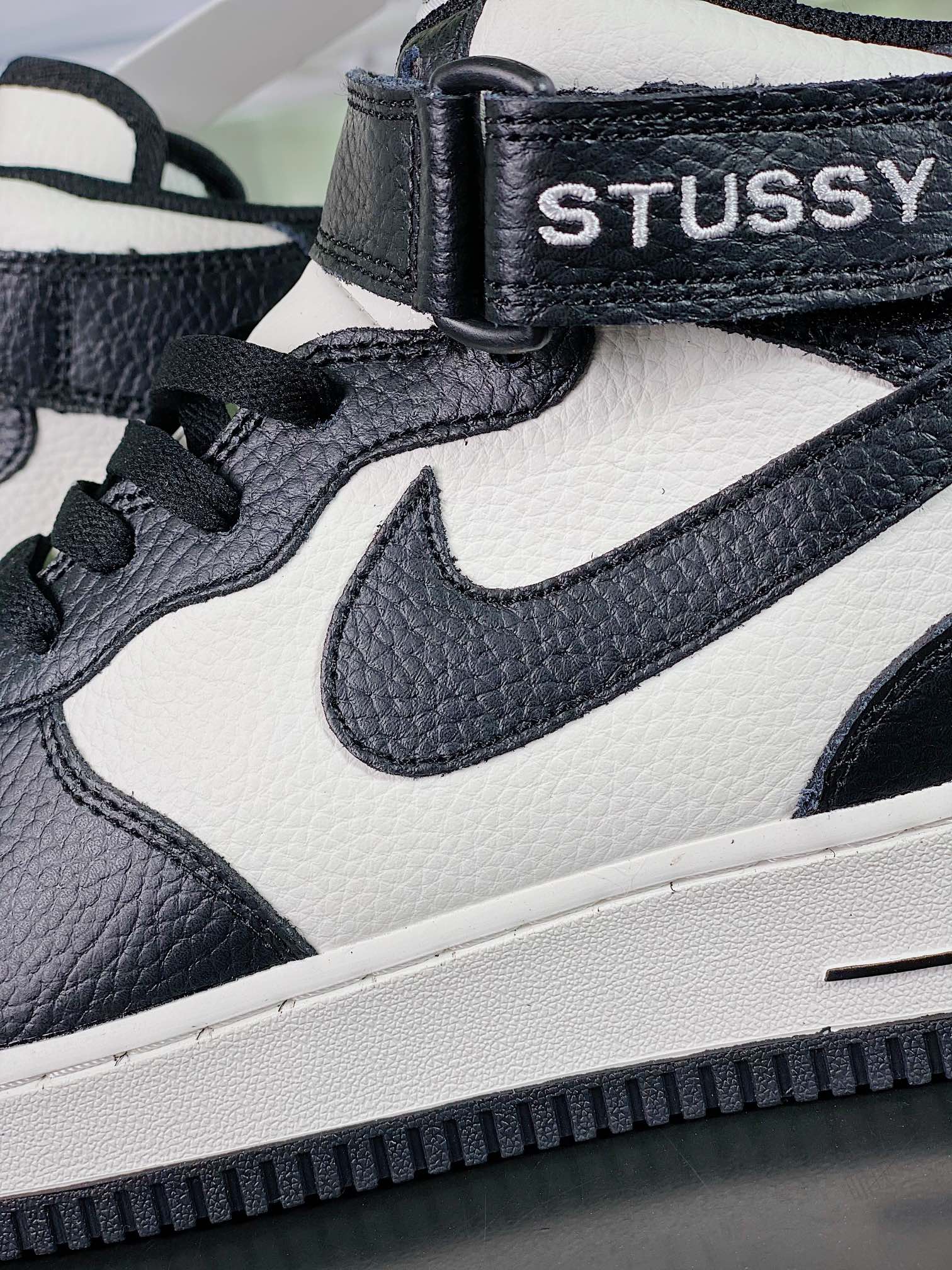 Stussy × Nike Air Force 1 Mid "Black and Light Bone"（DJ7840-002）