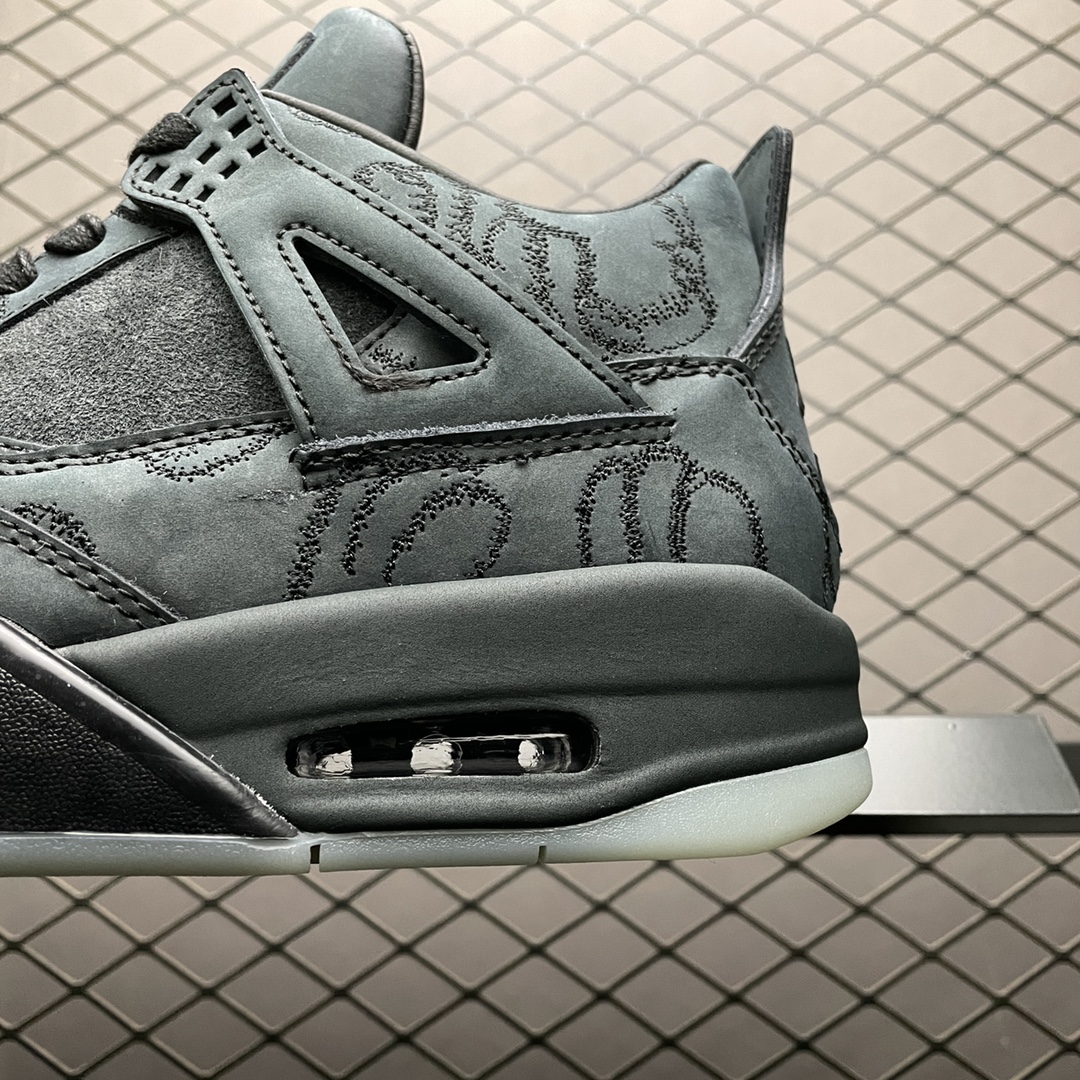 KAWS × Nike Air Jordan 4 Retro "Black"（930155-001）