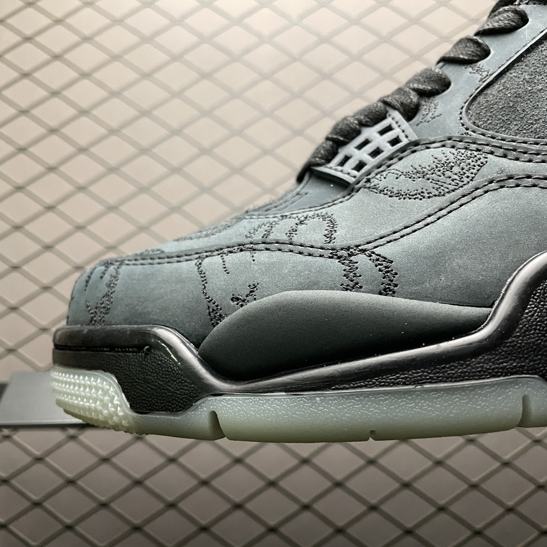 KAWS × Nike Air Jordan 4 Retro "Black"（930155-001）