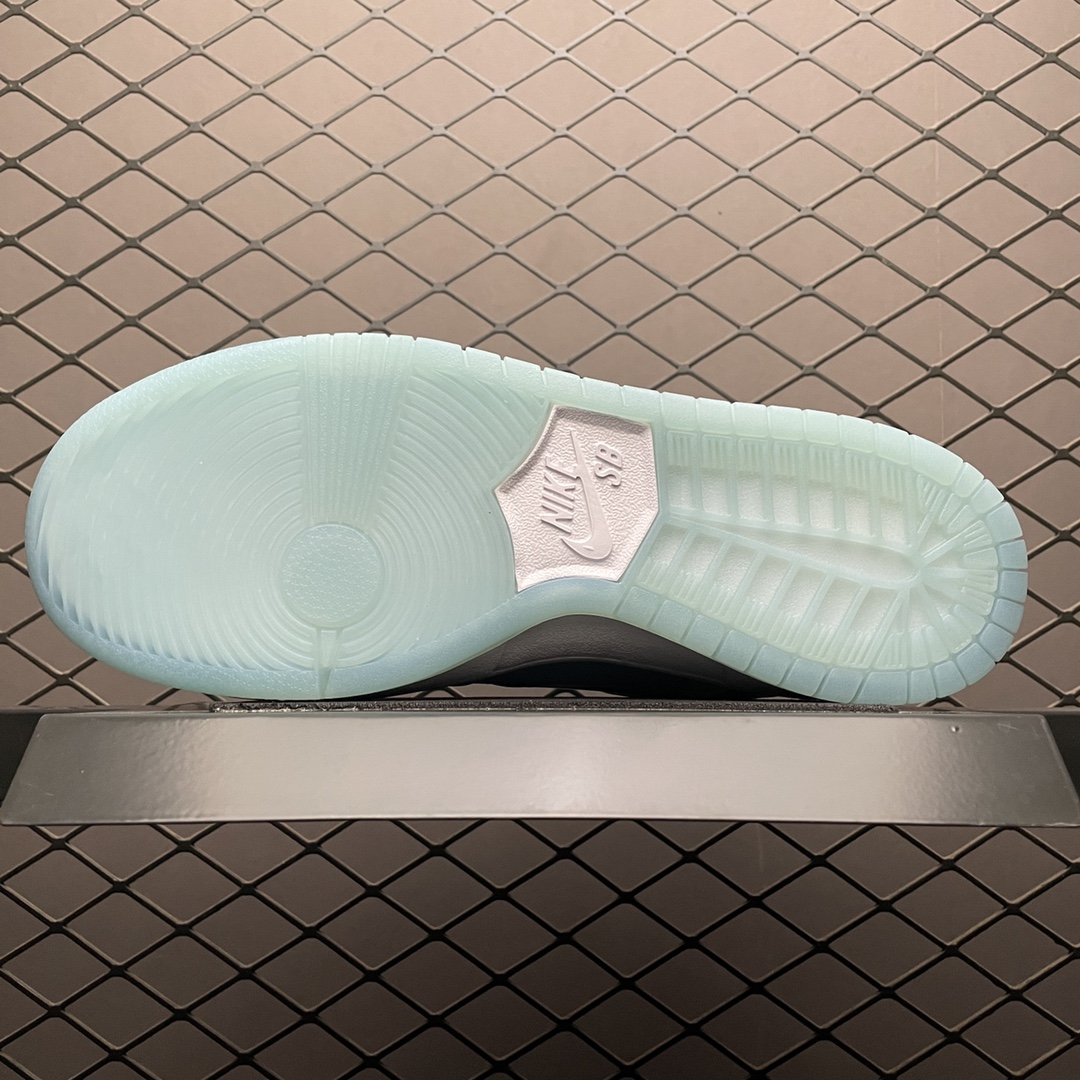 FTC × Nike SB Dunk Low (DH7687-400)