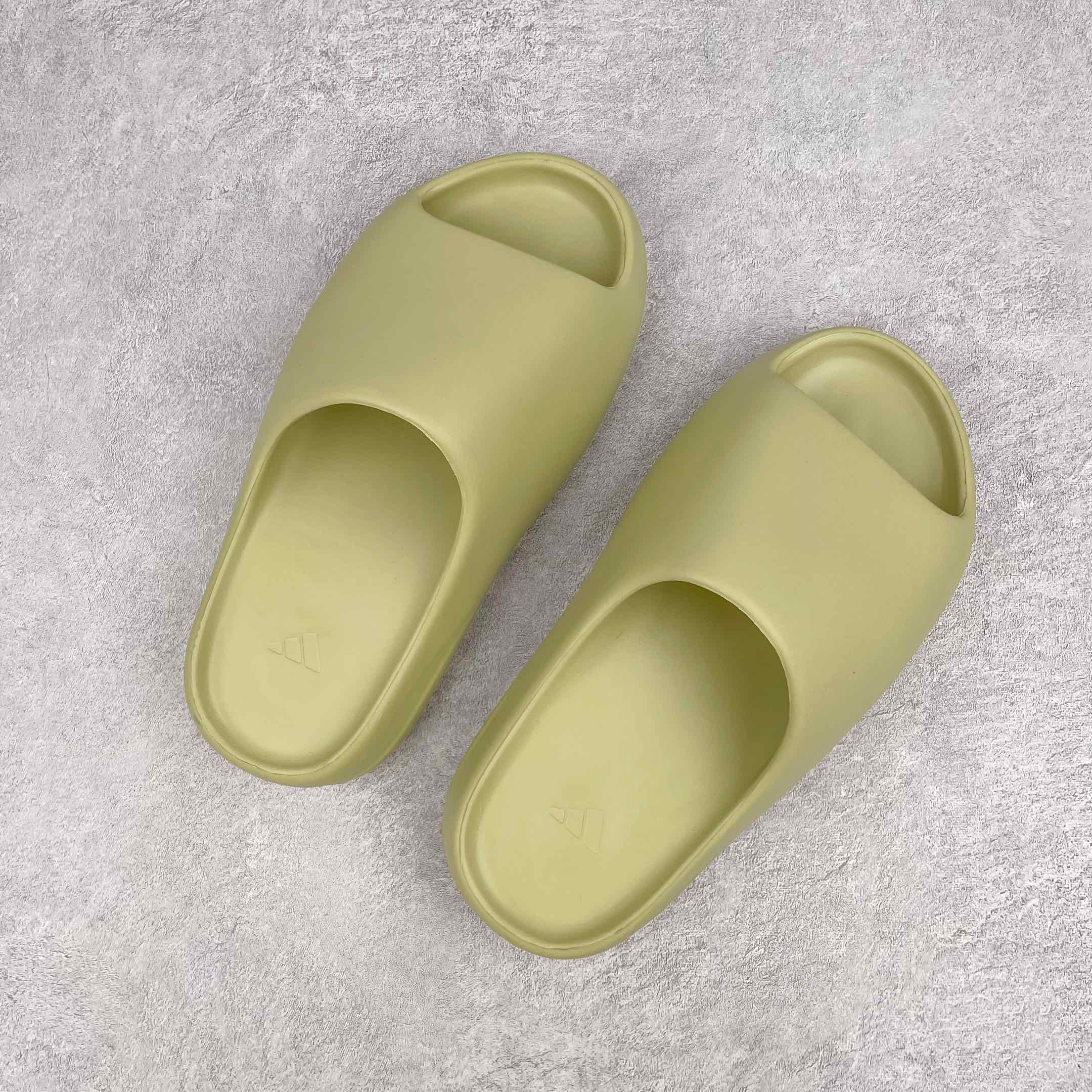 adidas YEEZY Slide "Resin"（ワンサイズ大きく撮る必要があります） (FX0494)