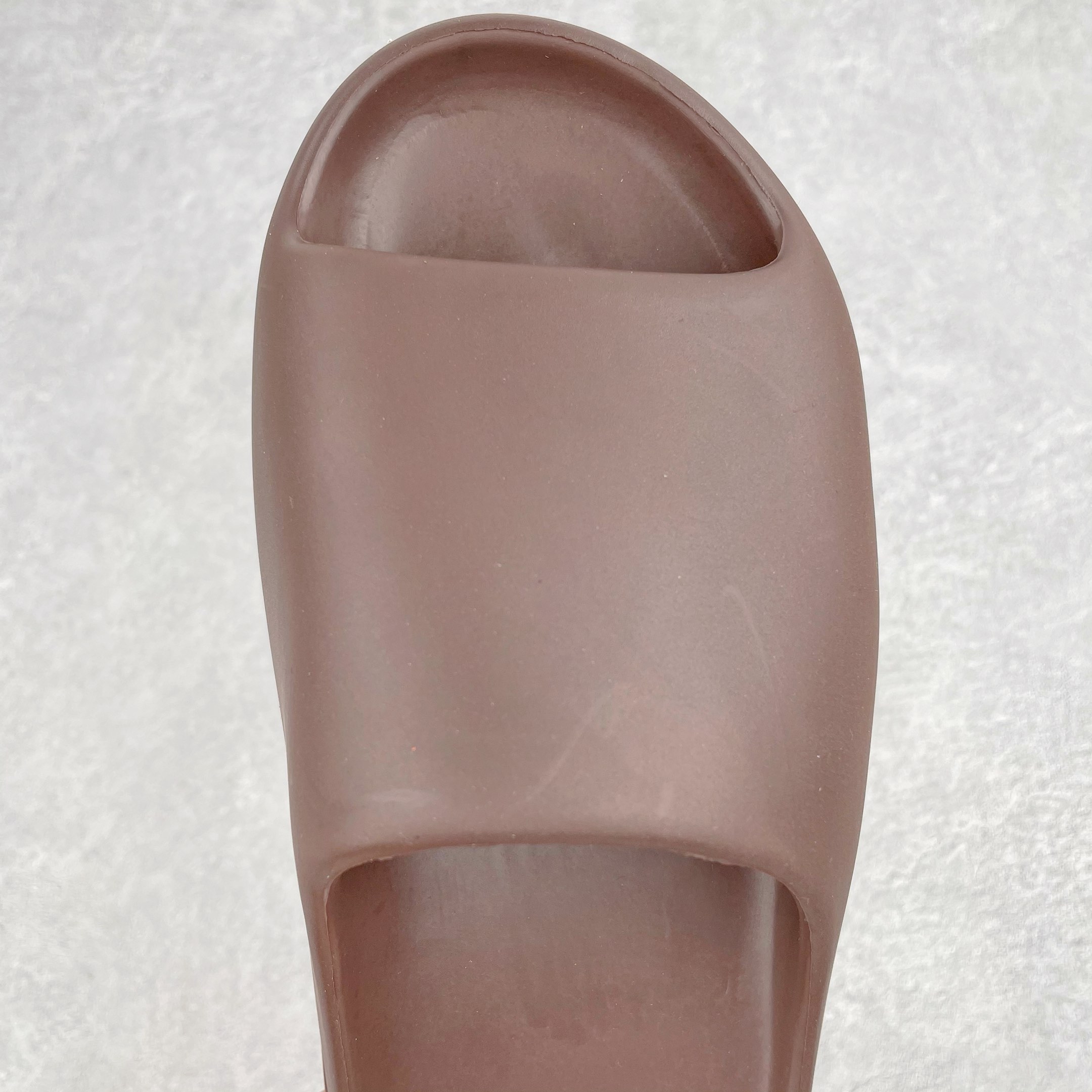 adidas YEEZY Slide "Soot"（ワンサイズ大きく撮る必要があります）（G55495）