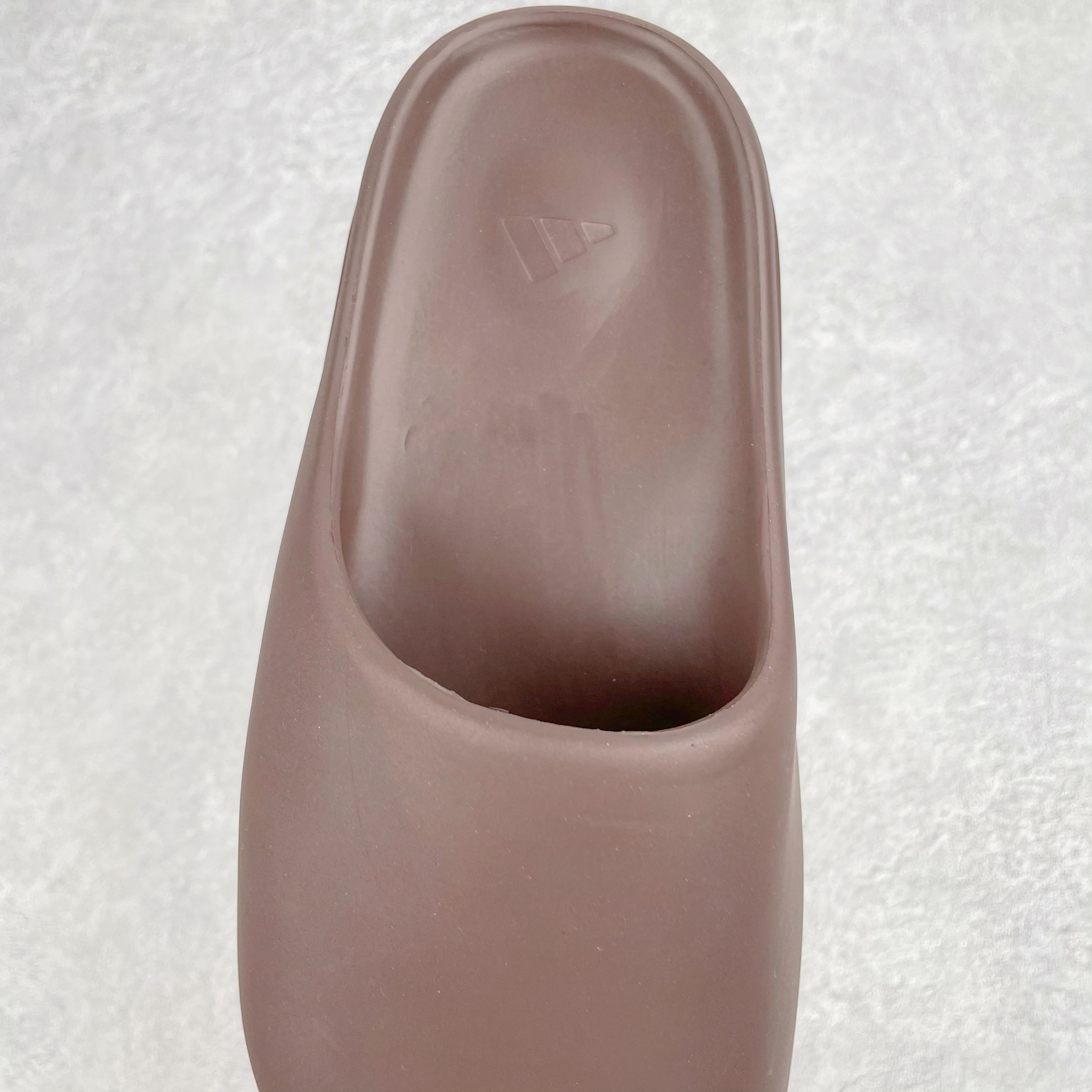 adidas YEEZY Slide "Soot"（ワンサイズ大きく撮る必要があります）（G55495）