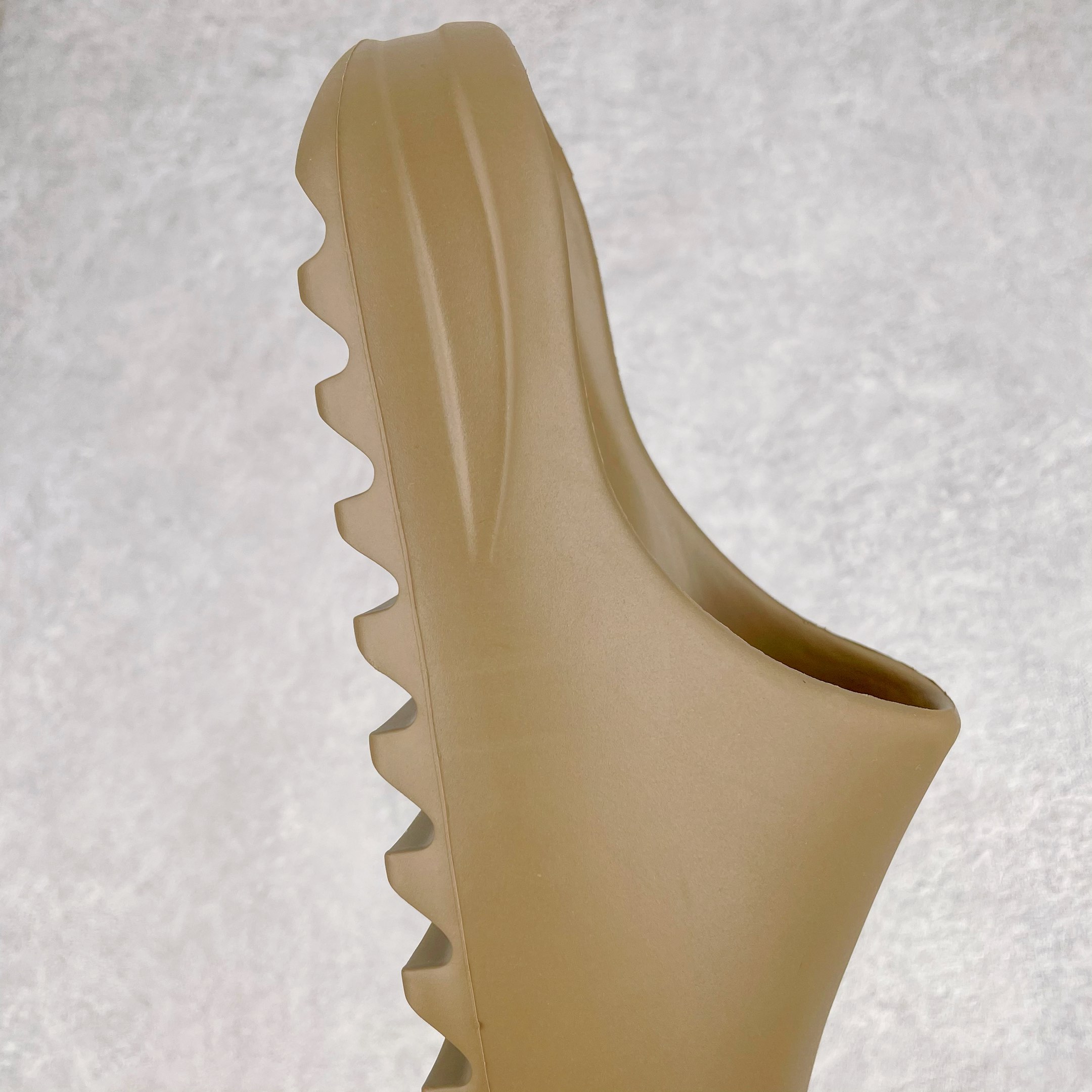 adidas YEEZY Slide（ワンサイズ大きく撮る必要があります）（FV8425）