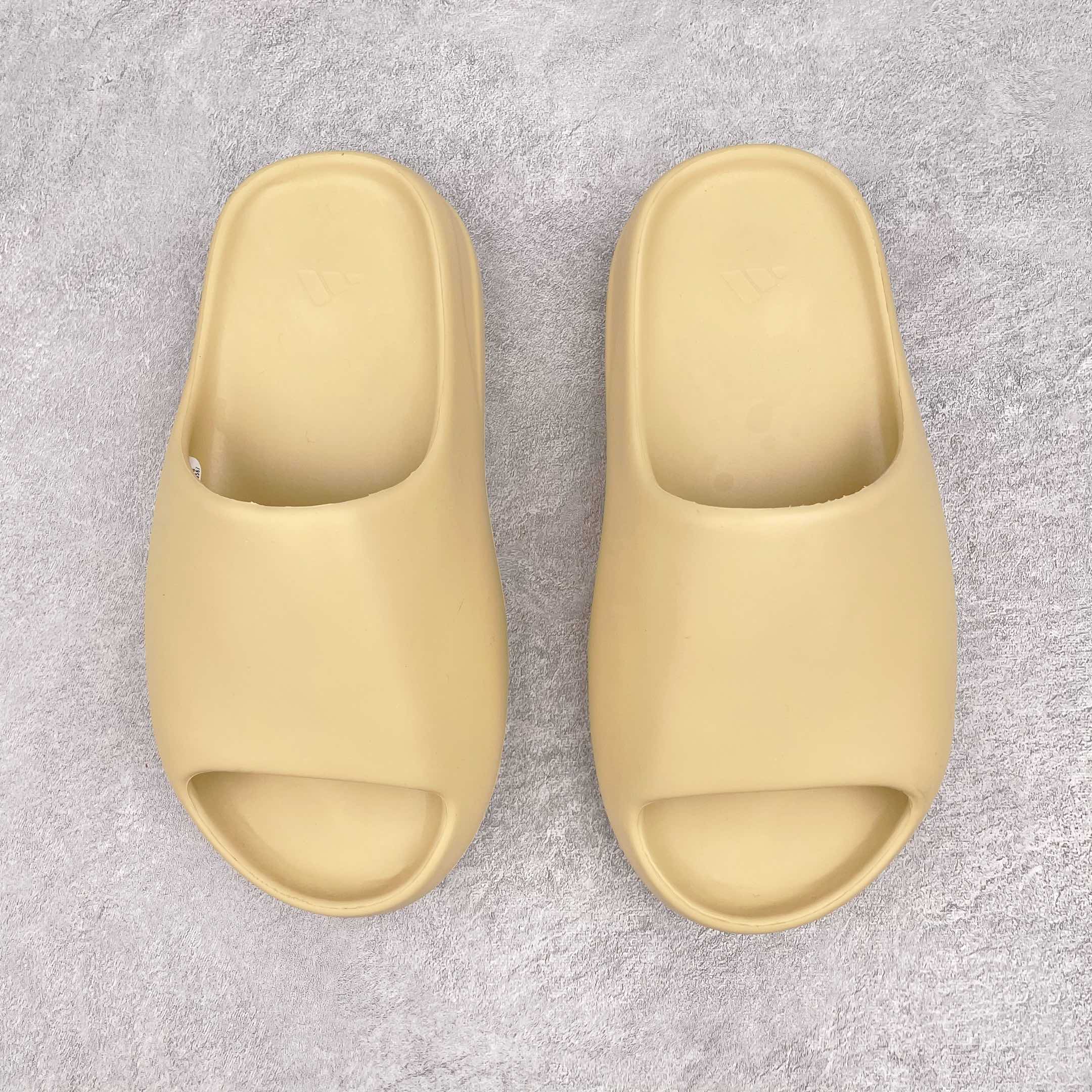 adidas YEEZY Slide（ワンサイズ大きく撮る必要があります）（FW6344)