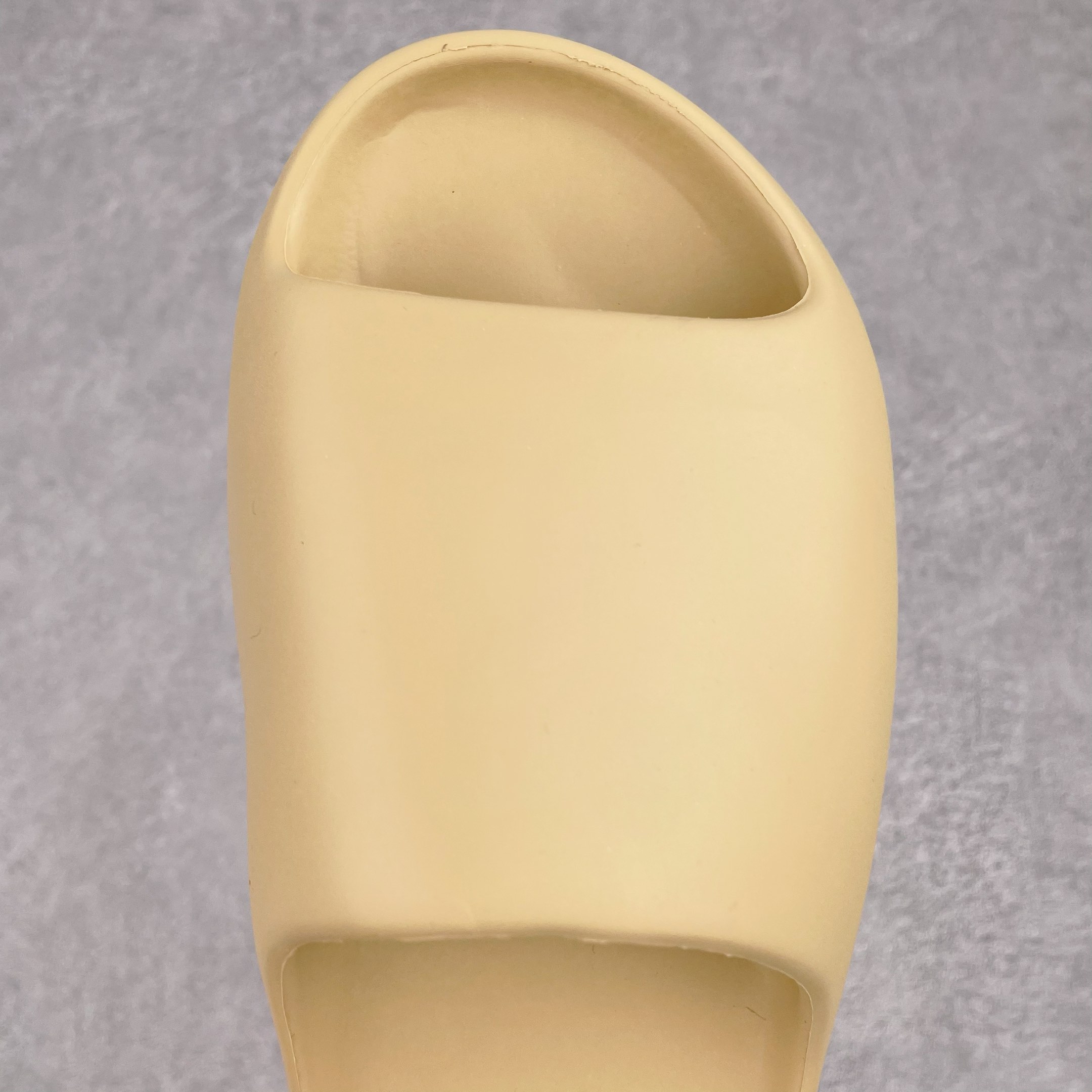 adidas YEEZY Slide（ワンサイズ大きく撮る必要があります）（FW6344)