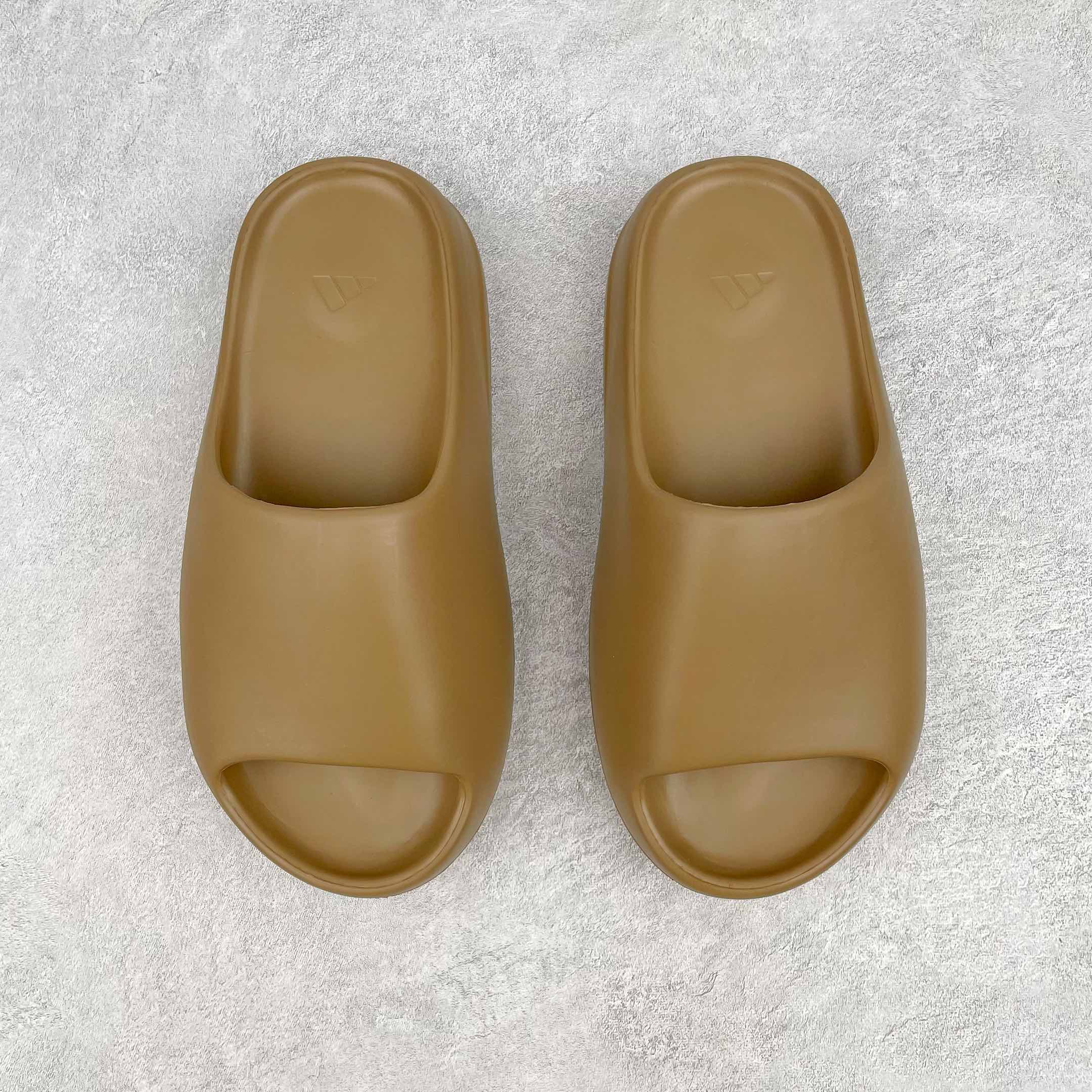 adidas YEEZY Slide "Core"（ワンサイズ大きく撮る必要があります）（G55492）