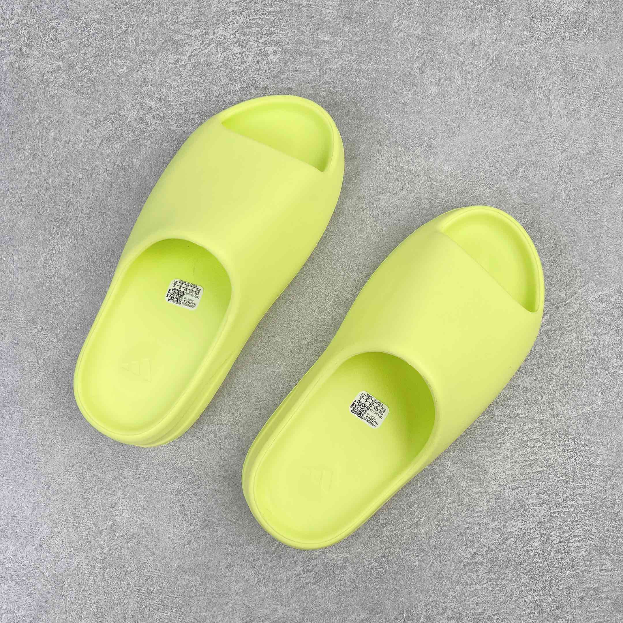 adidas YEEZY Slide "Glow Green"（ワンサイズ大きく撮る必要があります） (HQ6447)