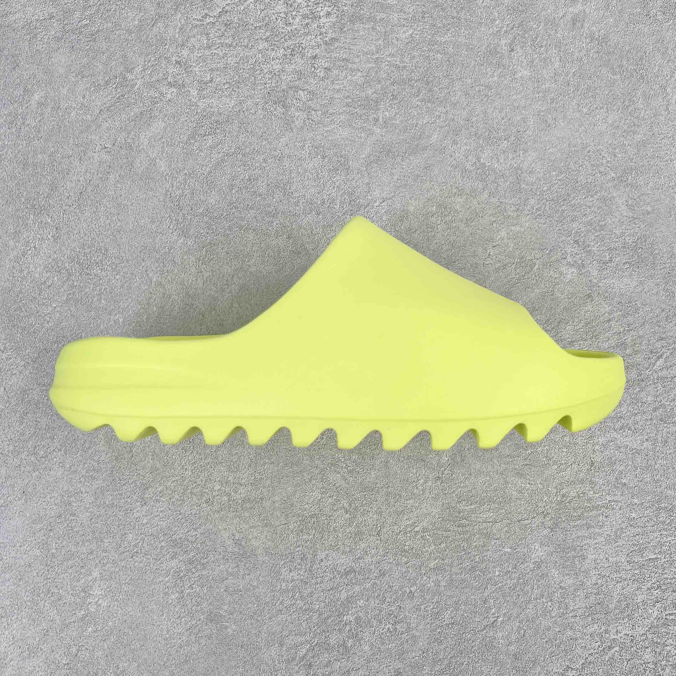 adidas YEEZY Slide "Glow Green"（ワンサイズ大きく撮る必要があります） (HQ6447)