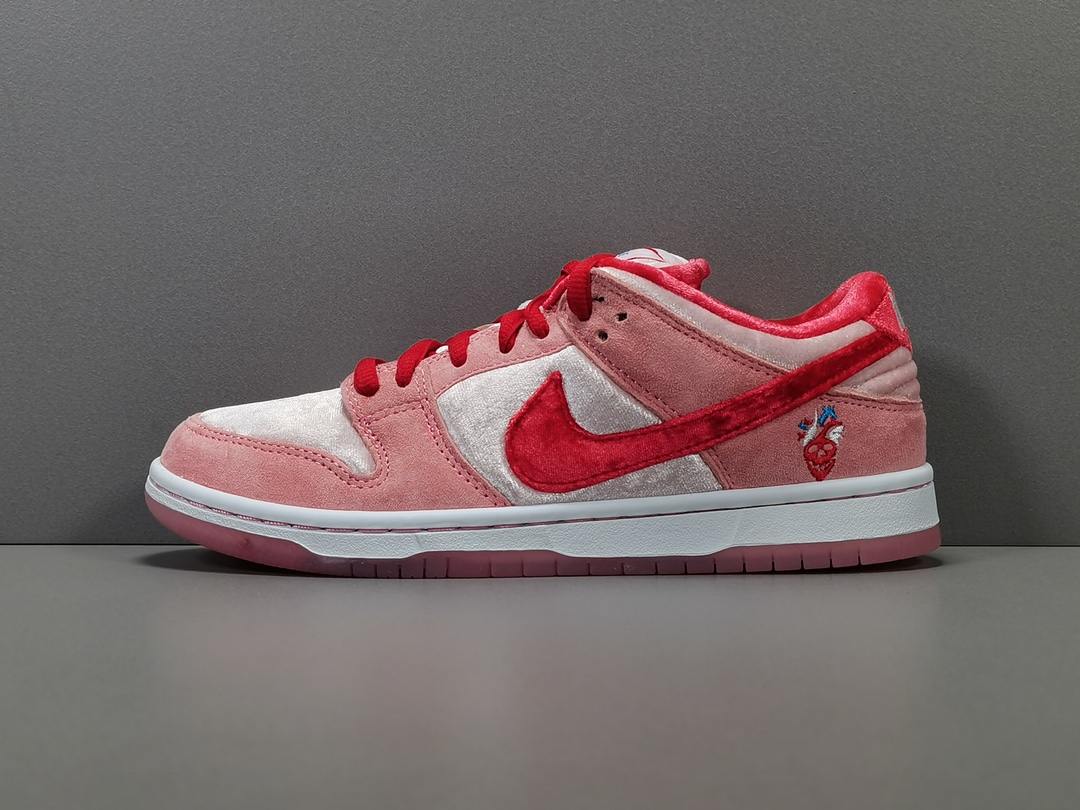 NIKE SB Dunk Low ストレンジラブわかりました