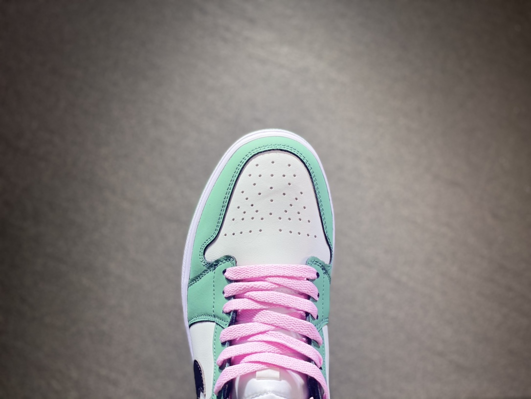 NIKE WMNS AIR JORDAN 1 MID SE "DUTCH GREEN"（CZ0774-300)