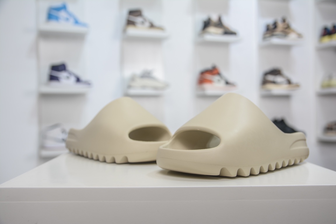 adidas YEEZY Slide（ワンサイズ大きく撮る必要があります）（FW6345）