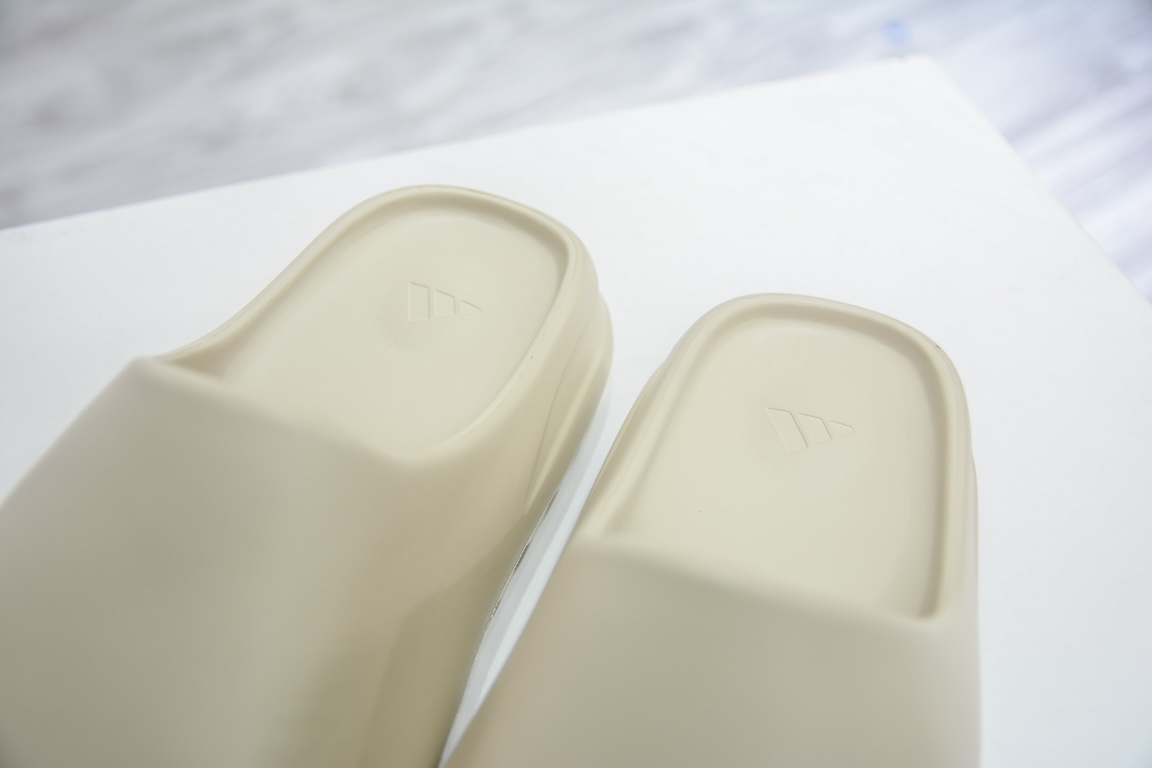 adidas YEEZY Slide（ワンサイズ大きく撮る必要があります）（FW6345）