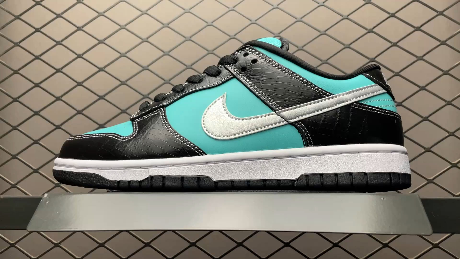 Diamond Supply Co. X Nike SB Dunk Low Pro  Tiffany （304292-402 ）