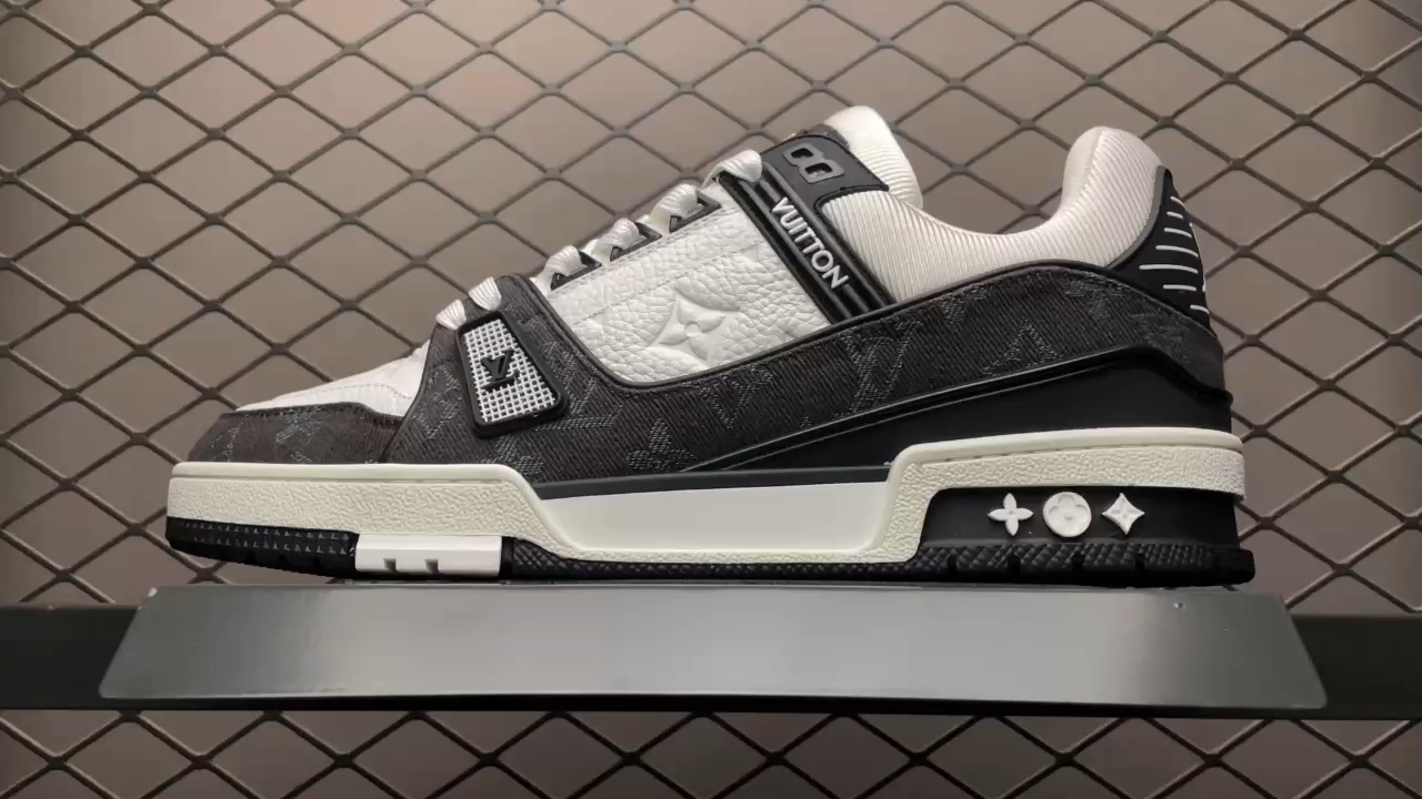 ルイ・ヴィトン 入手困難トレイナーライン 1A9JG9 白黒デニム パンダ  