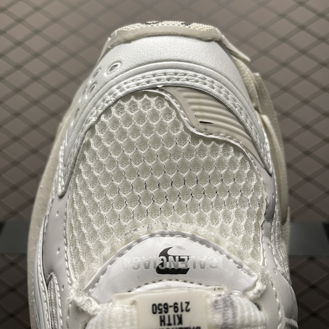 BALENCIAGA  MEN'S RUNNER SNEAKER IN WHITE（677403W3RB19000）