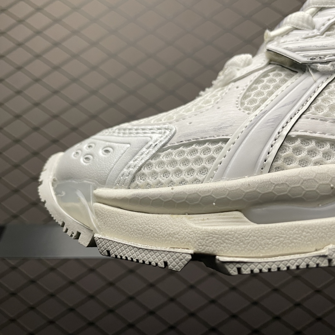 BALENCIAGA  MEN'S RUNNER SNEAKER IN WHITE（677403W3RB19000）