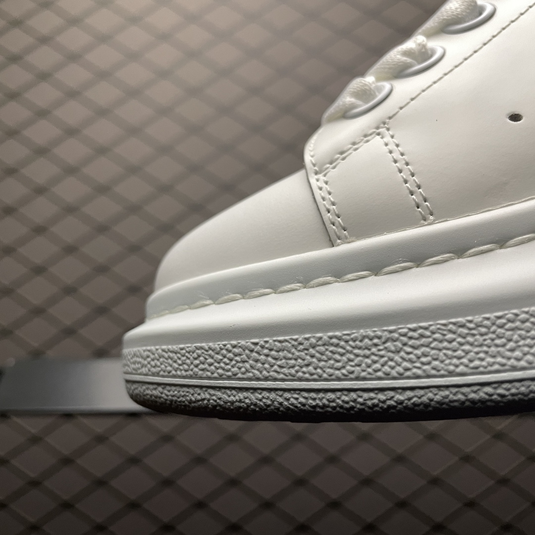 Alexander McQueen Oversized Light Gold (Women's)(553770WHFBU9075)