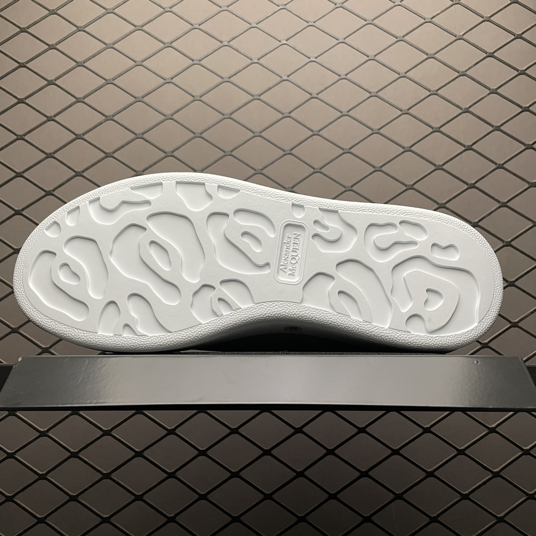 Alexander McQueen Oversized Light Gold (Women's)(553770WHFBU9075)