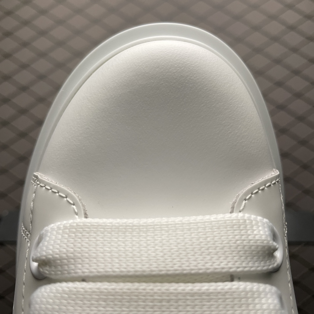 Alexander McQueen Oversized Light Gold (Women's)(553770WHFBU9075)