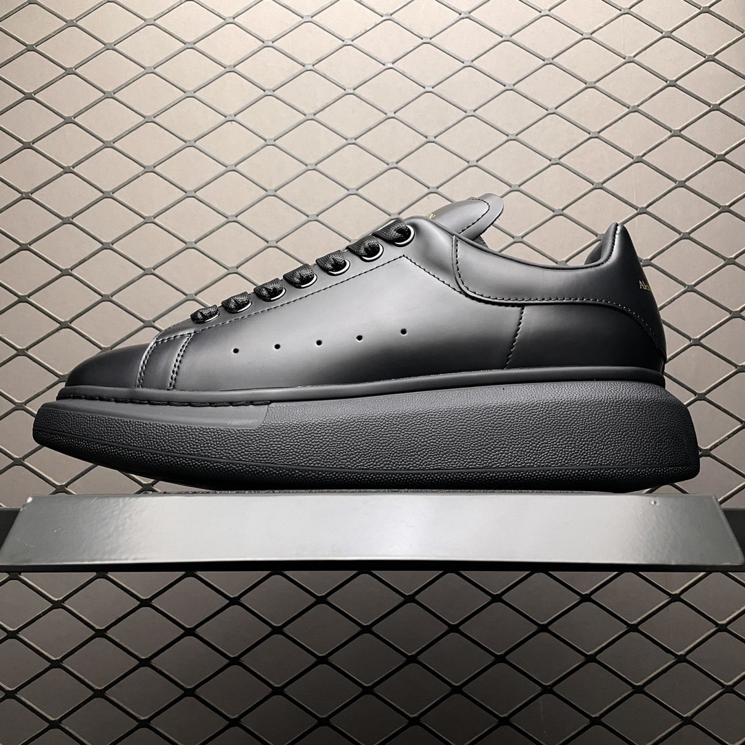 Alexander McQueen Oversized Low-Top Sneakers (553761WHGP0000)