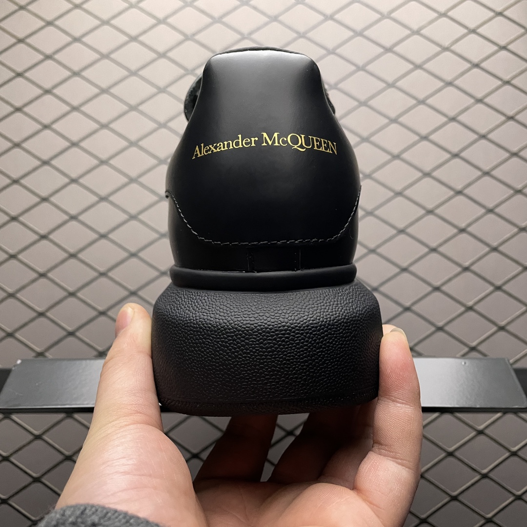 Alexander McQueen Oversized Low-Top Sneakers (553761WHGP0000)