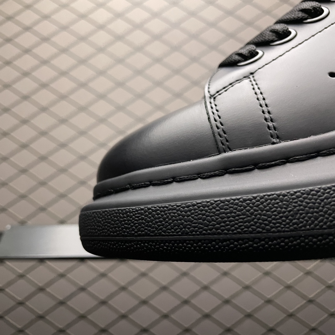 Alexander McQueen Oversized Low-Top Sneakers (553761WHGP0000)