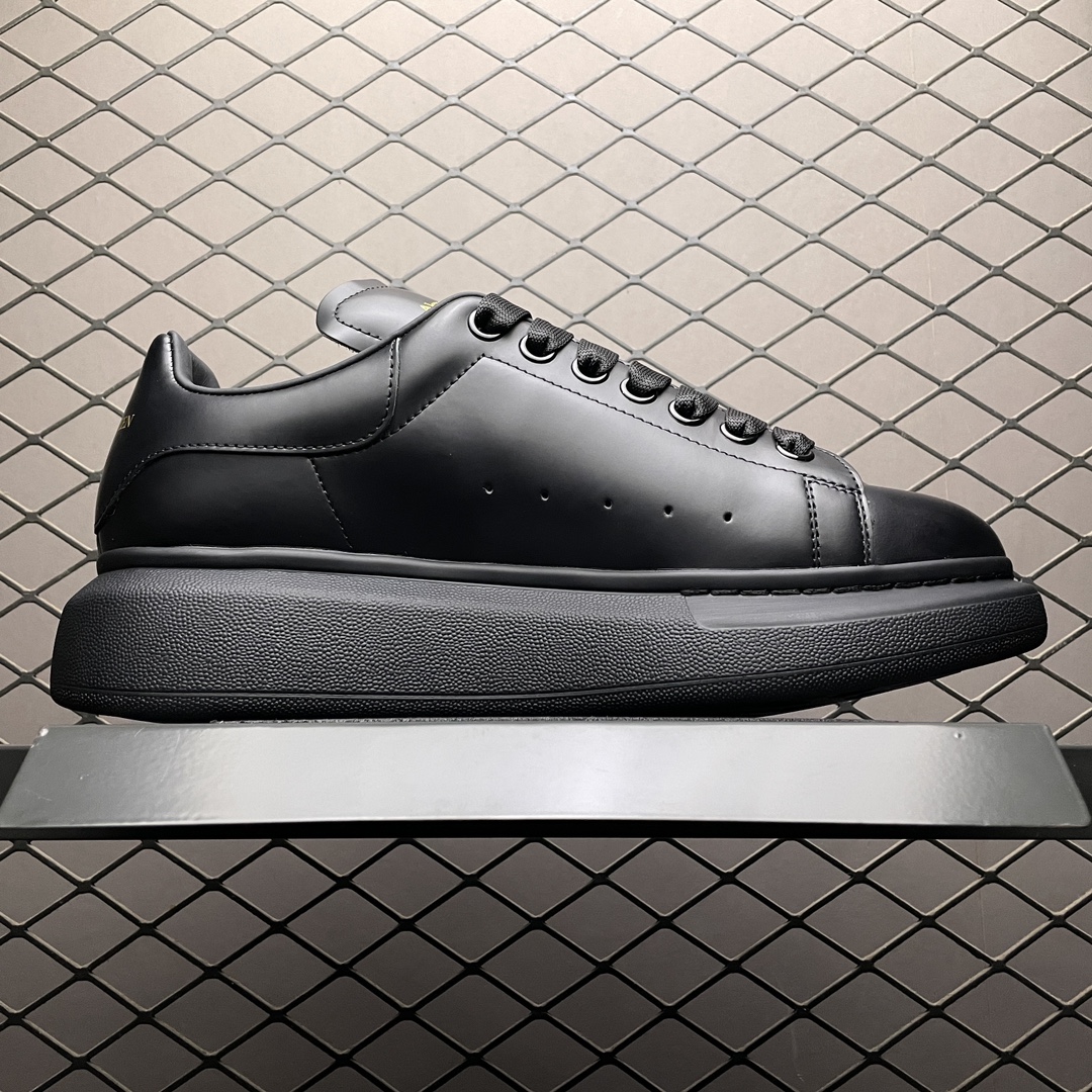 Alexander McQueen Oversized Low-Top Sneakers (553761WHGP0000)