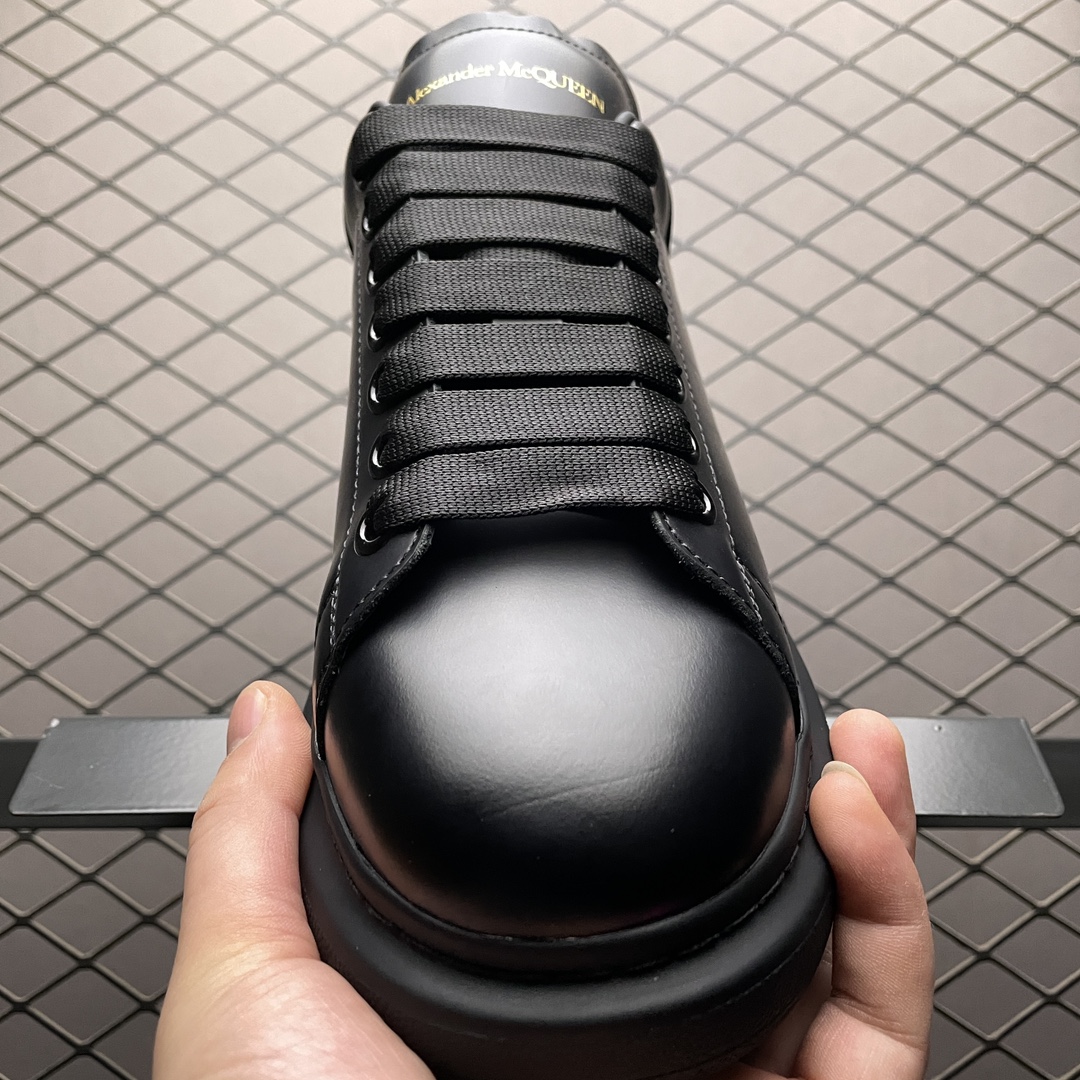 Alexander McQueen Oversized Low-Top Sneakers (553761WHGP0000)