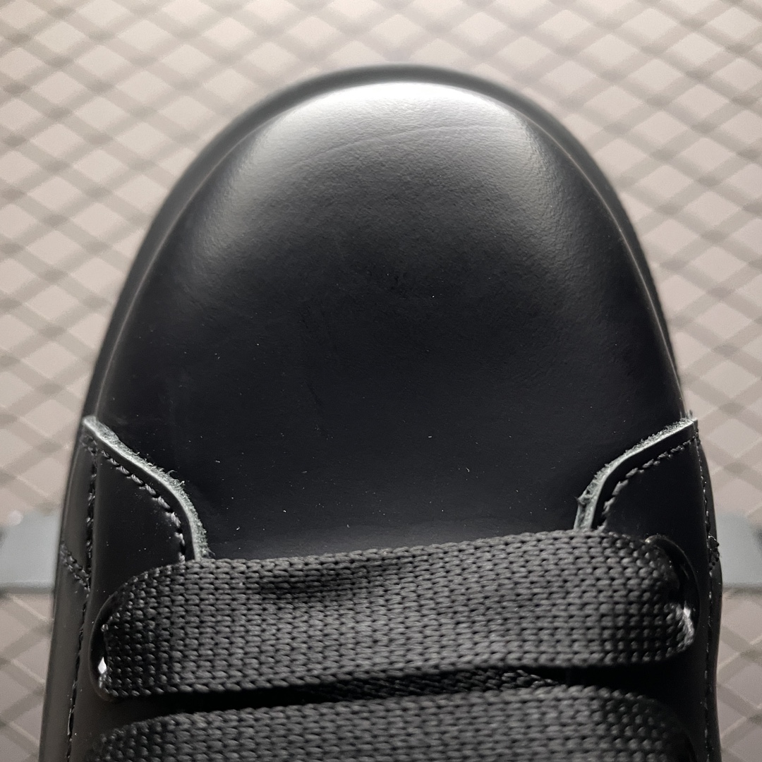 Alexander McQueen Oversized Low-Top Sneakers (553761WHGP0000)