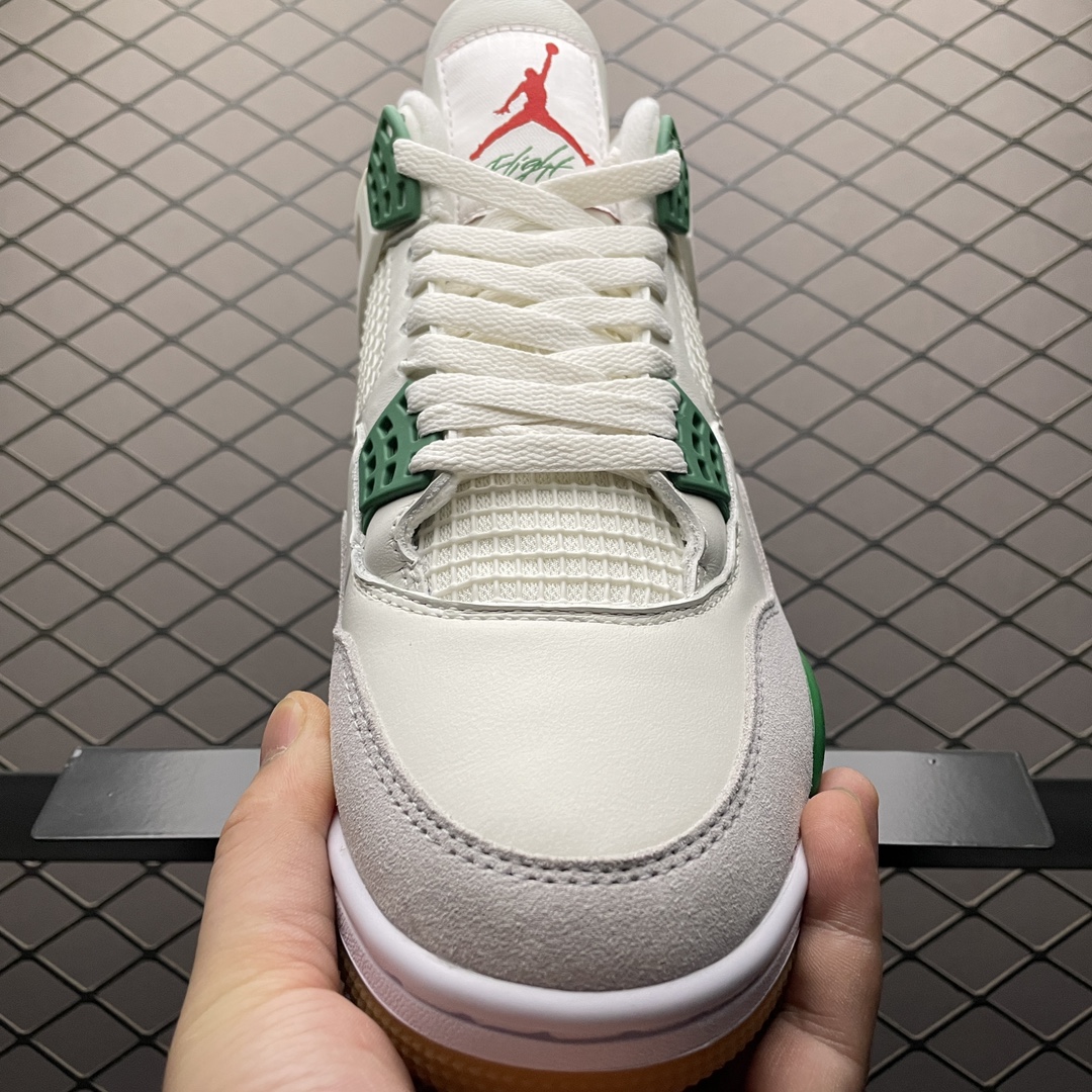 Nike SB × Air Jordan 4 "Pine Green" (DR5415-103)